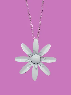 Metal Daisy Pendant Necklace in White